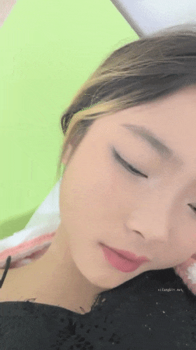 灌醉18岁的学生妹【小乖7】几瓶啤酒就喝醉了，被操了，娇喘喊着~快~快~快，清新小妹子被疯狂蹂躏