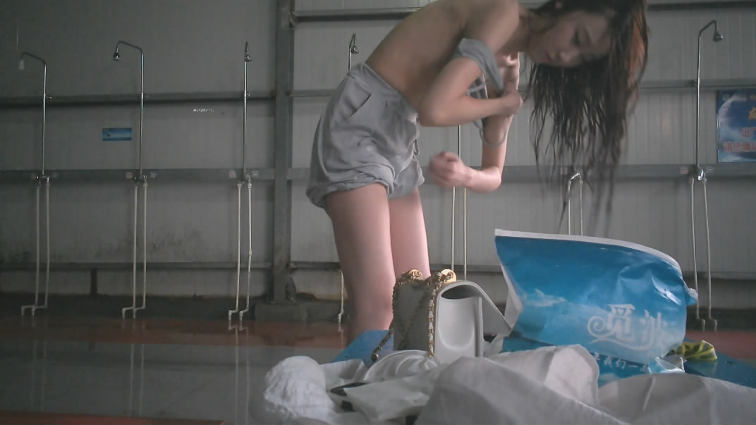 十一月最新流出大神潜入水上乐园淋浴室偷拍模特身材高颜值美女淋浴擦逼