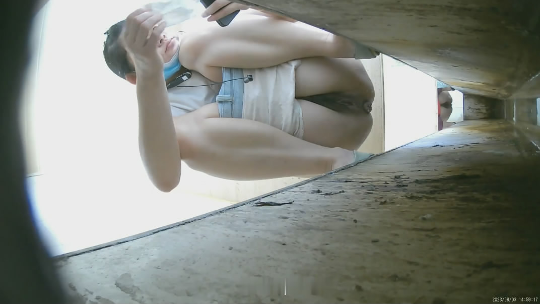 食品厂女工几个上班偷懒躲厕所玩手机的妹子