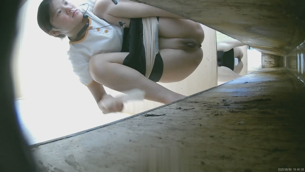 食品厂女工几个上班偷懒躲厕所玩手机的妹子