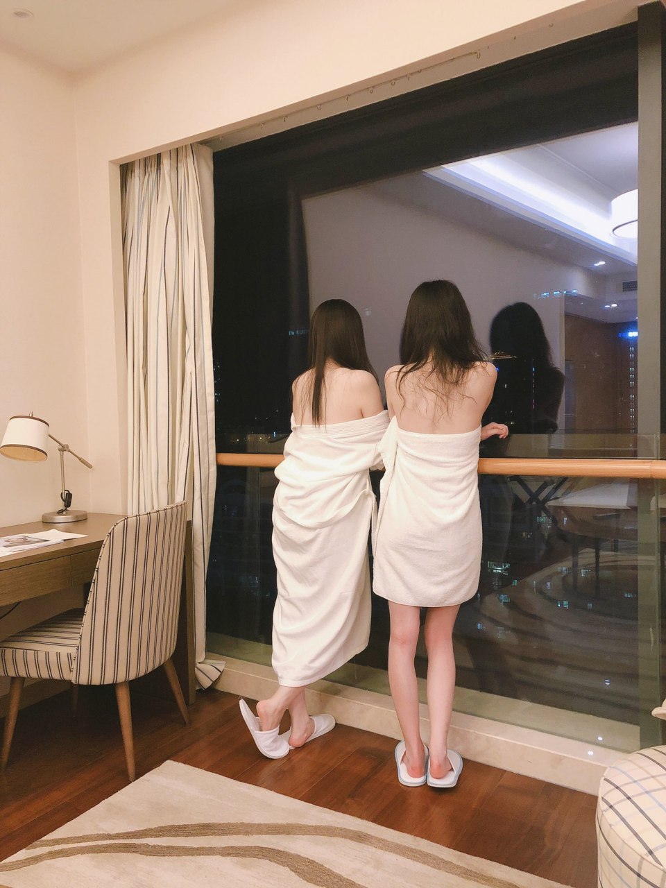 小母狗在公园男厕被内射了~