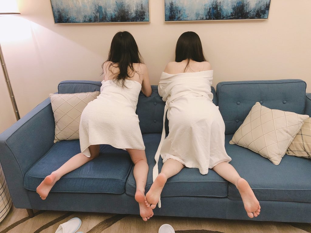 小母狗在公园男厕被内射了~