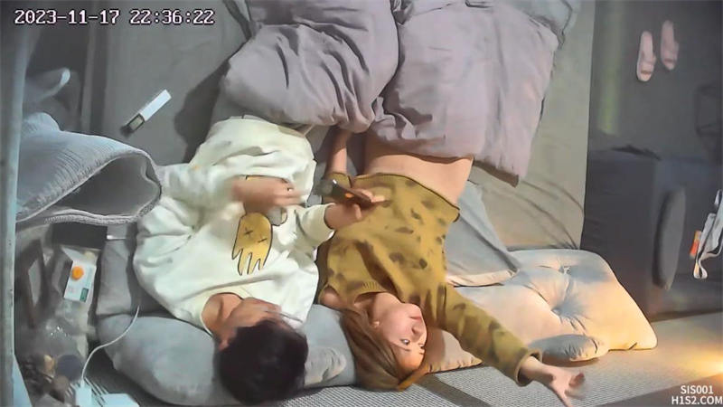 酒店偷拍年轻情侣开房啪啪！漂亮圆脸妹子长相清纯非常白皙，一双美腿穿上厚肉丝 挑逗足交男友 狠插