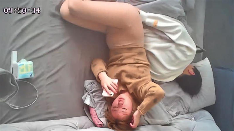 酒店偷拍年轻情侣开房啪啪！漂亮圆脸妹子长相清纯非常白皙，一双美腿穿上厚肉丝 挑逗足交男友 狠插