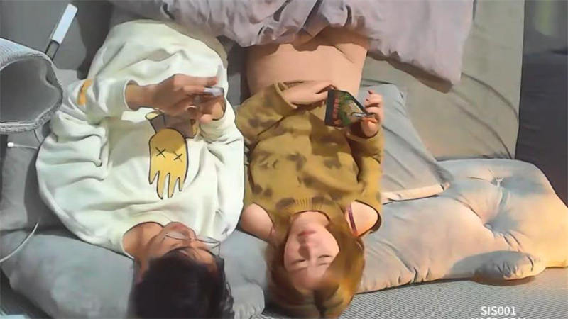 酒店偷拍年轻情侣开房啪啪！漂亮圆脸妹子长相清纯非常白皙，一双美腿穿上厚肉丝 挑逗足交男友 狠插