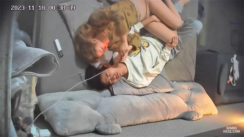 酒店偷拍年轻情侣开房啪啪！漂亮圆脸妹子长相清纯非常白皙，一双美腿穿上厚肉丝 挑逗足交男友 狠插