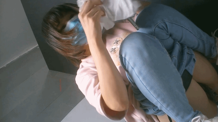 【平角全景】厕拍丝袜制服妹逗B表情这是怎么回事？