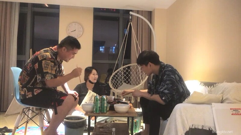 饮酒作乐,酒店里活色生香操屄不停