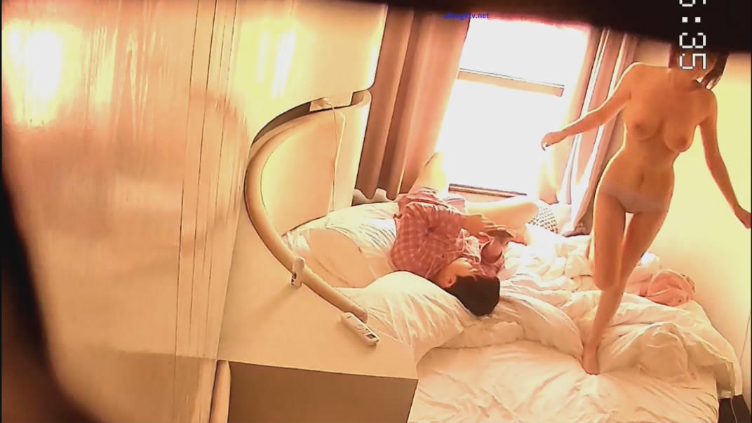 新流出酒店TP高校附近学生炮房可爱美乳学妹阴毛超长说话嗲嗲的很好听被男友侧入