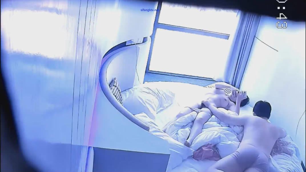 新流出酒店TP高校附近学生炮房可爱美乳学妹阴毛超长说话嗲嗲的很好听被男友侧入