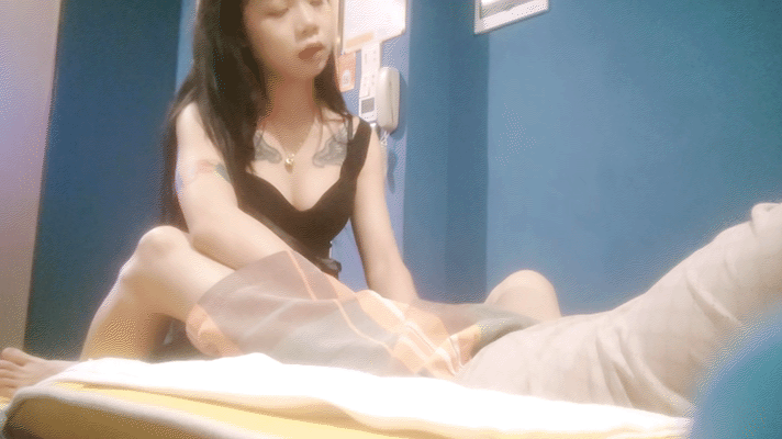 胸前翅膀纹身女技师,抓着手往奶子上摸,骑在身上磨蹭,摸摸搞搞很舒服