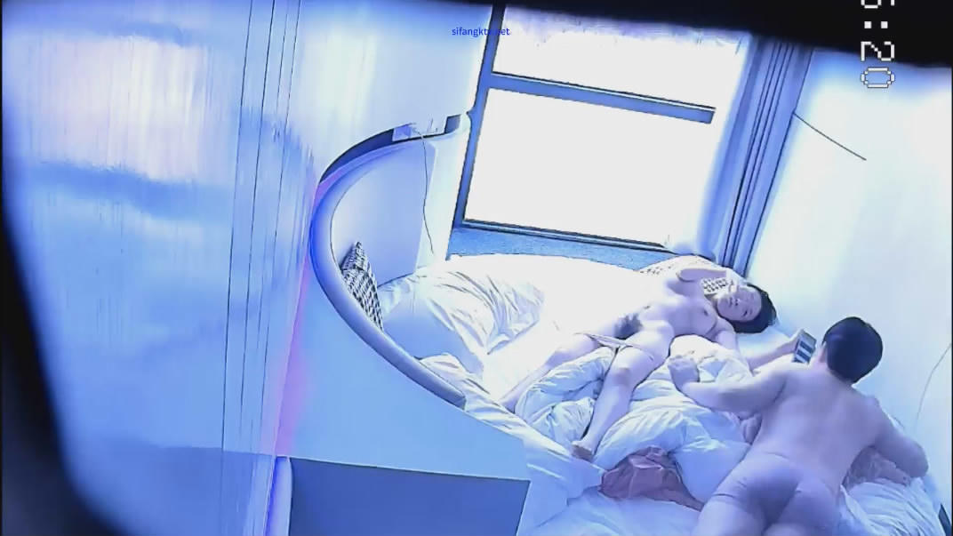 新流出酒店TP高校附近学生炮房可爱美乳学妹阴毛超长说话嗲嗲的很好听被男友侧入