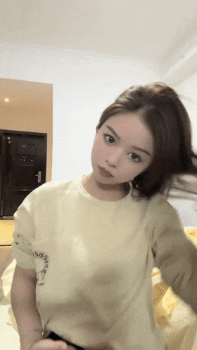 酒吧女神,闺房里脱光,抠逼,撒尿,媚眼如丝,真是个小骚货,超赞推荐!