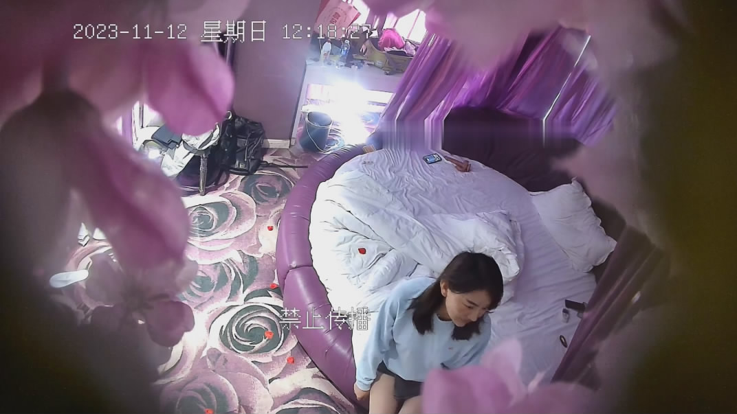 新流出安防精品蛇精脸典型的绿茶婊拿着假阳具和按摩棒来和情人赴约打炮很不耐操哇哇叫