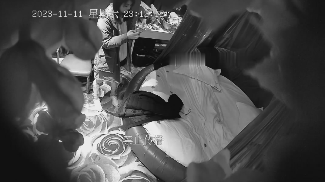 新流出安防精品蛇精脸典型的绿茶婊拿着假阳具和按摩棒来和情人赴约打炮很不耐操哇哇叫