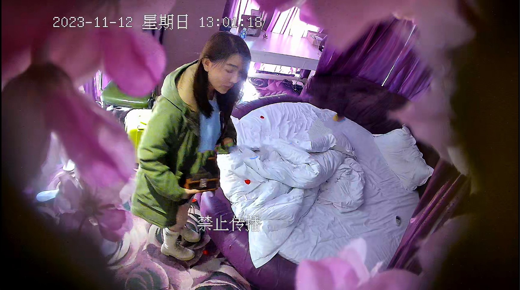 新流出安防精品蛇精脸典型的绿茶婊拿着假阳具和按摩棒来和情人赴约打炮很不耐操哇哇叫