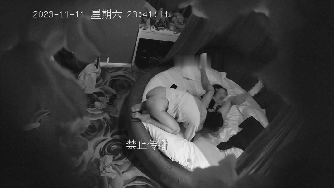 新流出安防精品蛇精脸典型的绿茶婊拿着假阳具和按摩棒来和情人赴约打炮很不耐操哇哇叫