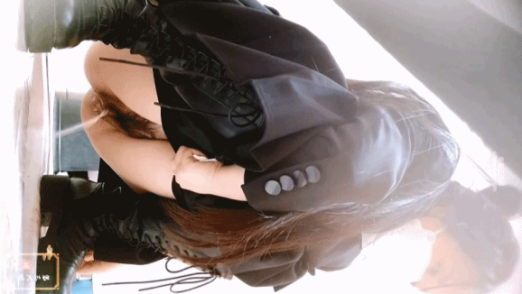 牛B大神商场女厕全景偷拍多位极品少妇嘘嘘差点被发现