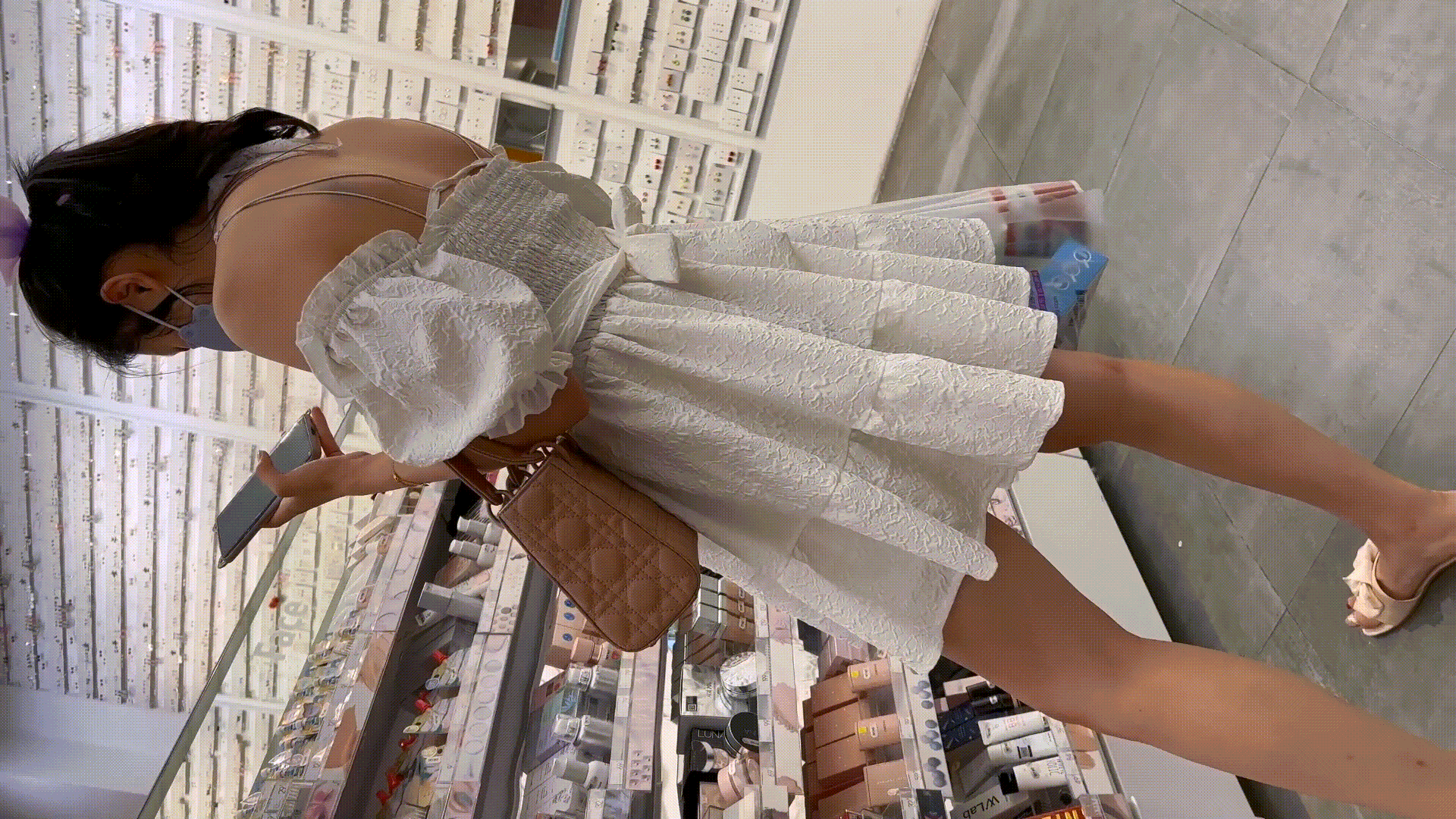 大型商场一路跟踪抄底3位穿着透明内裤的风骚少妇