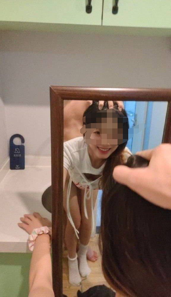 放假和三个外校体特做了一晚 一边和体特做一边和男朋友打电话