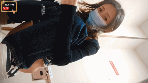 牛B大神商场女厕全景偷拍多位极品少妇嘘嘘差点被发现