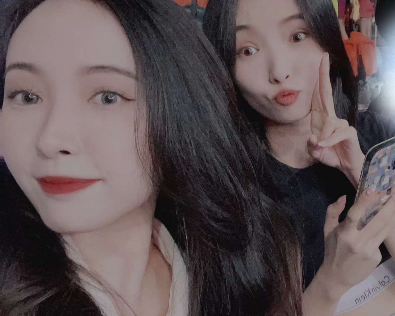 两姐妹以及各自男朋友一起去旅游，两姐妹喝醉后被两个男朋友轮流内射