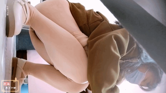 牛B大神商场女厕全景偷拍多位极品少妇嘘嘘差点被发现