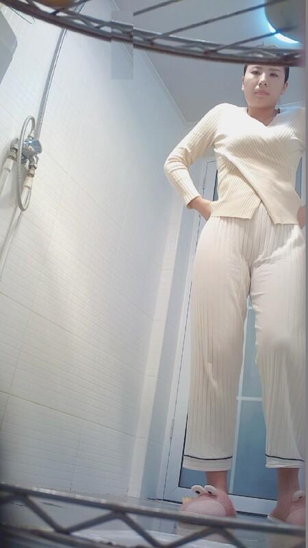 出租屋卫生间安装针孔TP小姐姐洗澡~性感阴毛极品大波真的看硬了