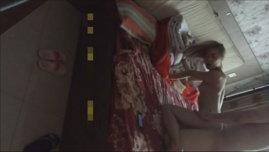 泄密流出黄颜色短发美女和肥猪佬男友(喜欢舔逼)在家和在宾馆啪啪性爱被操到身体抓狂语无伦次