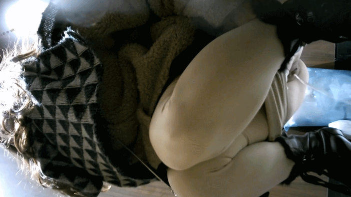 商场女厕全景偷拍多位小嫩妹的极品美鲍鱼