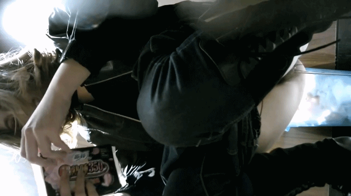 商场女厕全景偷拍多位小嫩妹的极品美鲍鱼