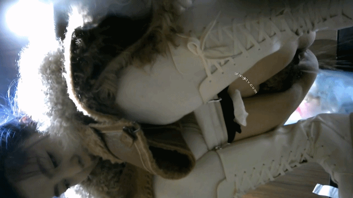 商场女厕全景偷拍多位小嫩妹的极品美鲍鱼