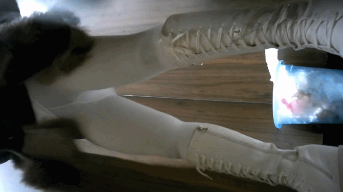 商场女厕全景偷拍多位小嫩妹的极品美鲍鱼