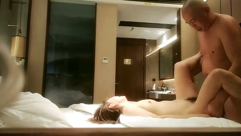 泡良最佳教程，出轨小少妇，先谈感情搞热气氛，裸体相见交合高潮，被干得鬼哭狼嚎超牛逼