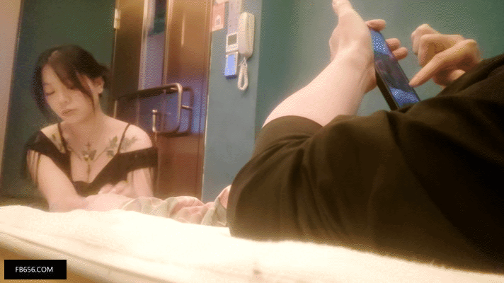 【极品女技师】胸前花臂纹身美女技师,一对傲人大奶子,骑在身上按摩,掏出白嫩美乳揉捏