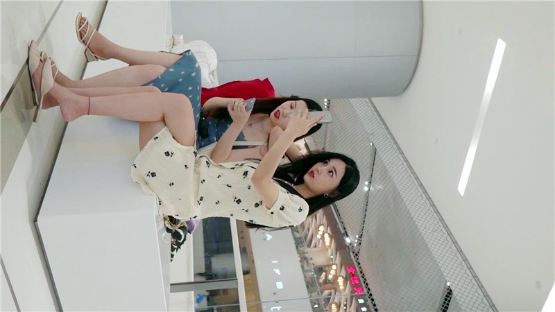 牛B大神潜入会展中心高清抄底几个女神级的妹子