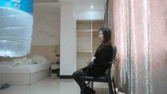 第一次玩婚外情的人妻，要把身体给另外一个男人，还有些放不开