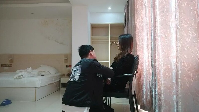 第一次玩婚外情的人妻，要把身体给另外一个男人，还有些放不开