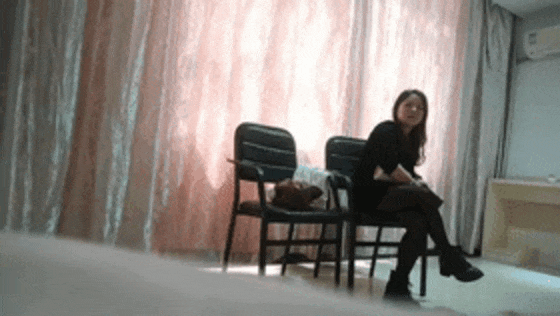 第一次玩婚外情的人妻，要把身体给另外一个男人，还有些放不开