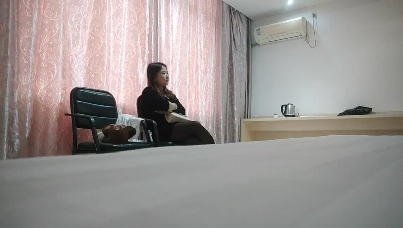 第一次玩婚外情的人妻，要把身体给另外一个男人，还有些放不开