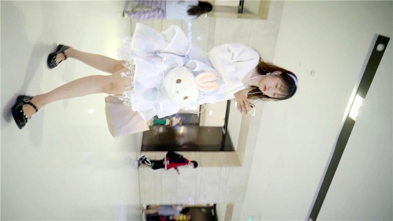 牛B大神潜入会展中心高清抄底几个女神级的妹子