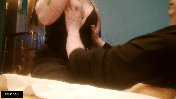 【极品女技师】胸前花臂纹身美女技师,一对傲人大奶子,骑在身上按摩,掏出白嫩美乳揉捏