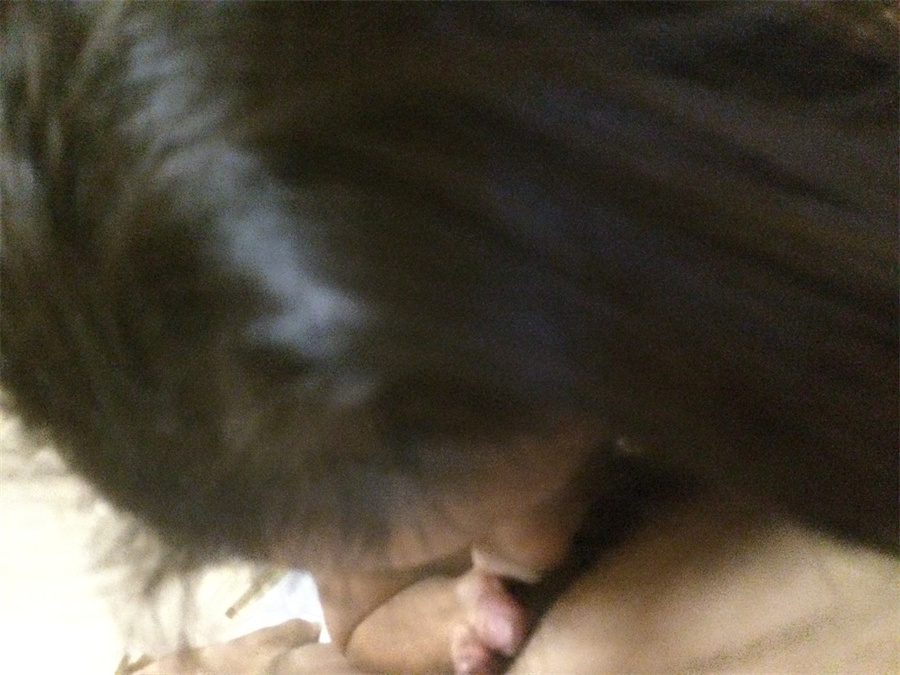 深喉无套，年少遇到这么骚的娘们，现在再也没有当初的勇气了