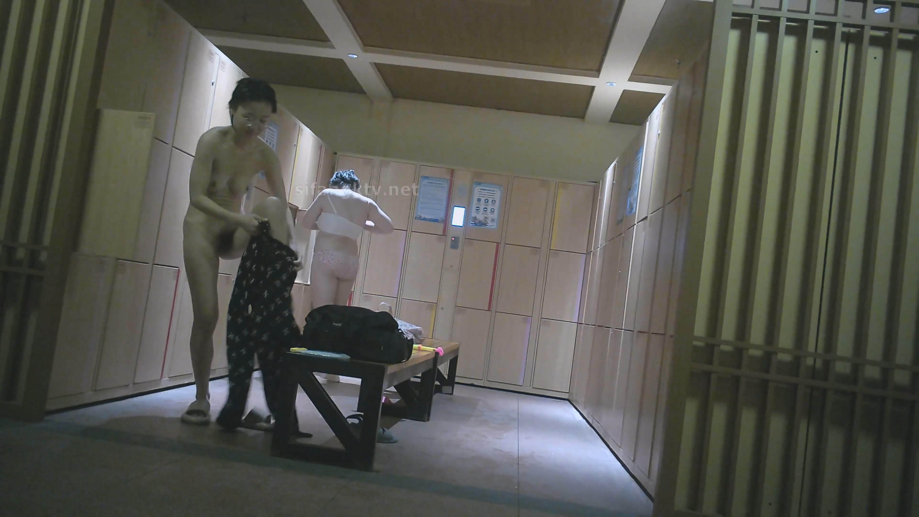 水上乐园更衣室移动TP走路有点张狂的比基尼泳衣靓妹