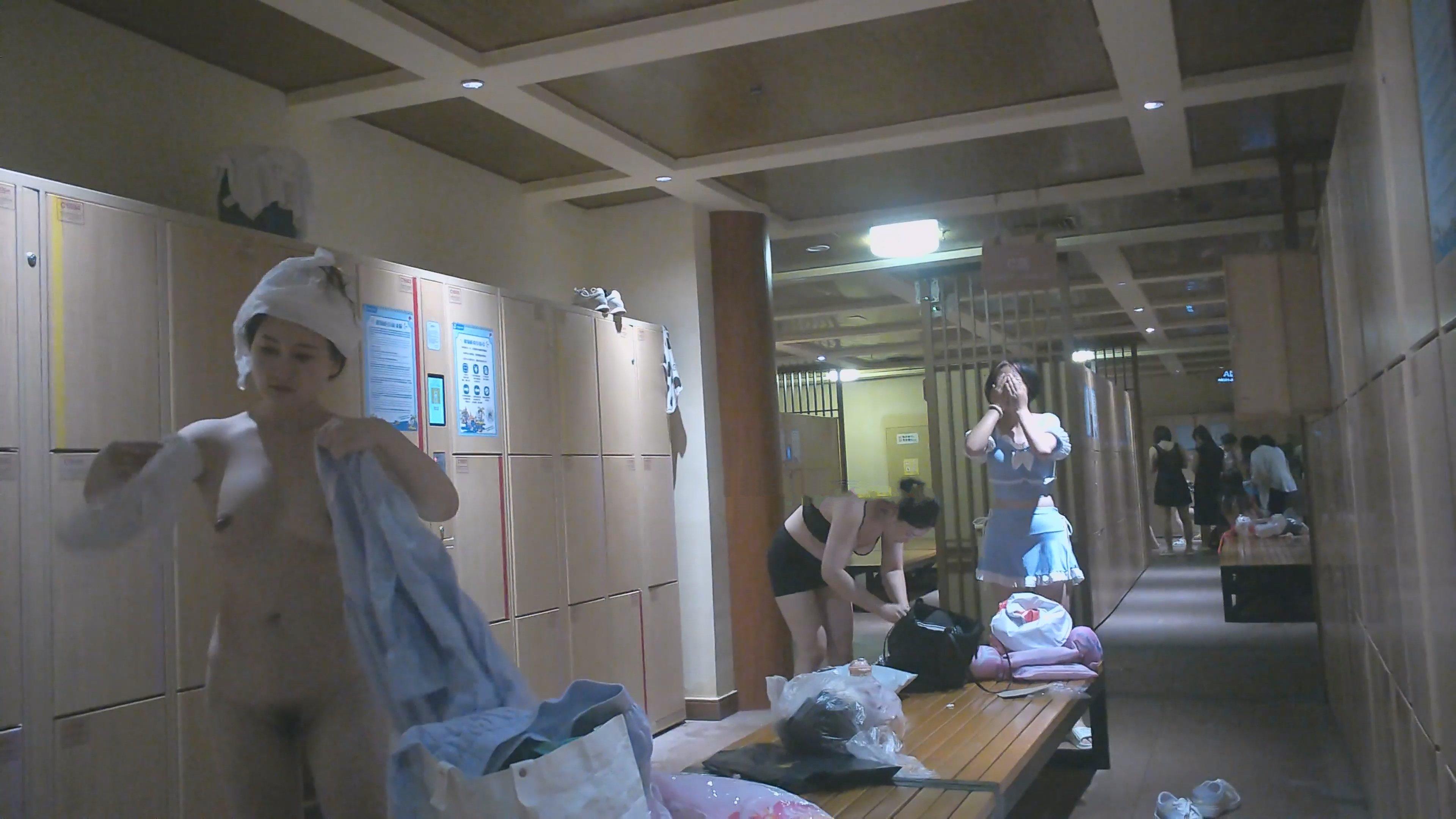 水上乐园更衣室移动TP走路有点张狂的比基尼泳衣靓妹