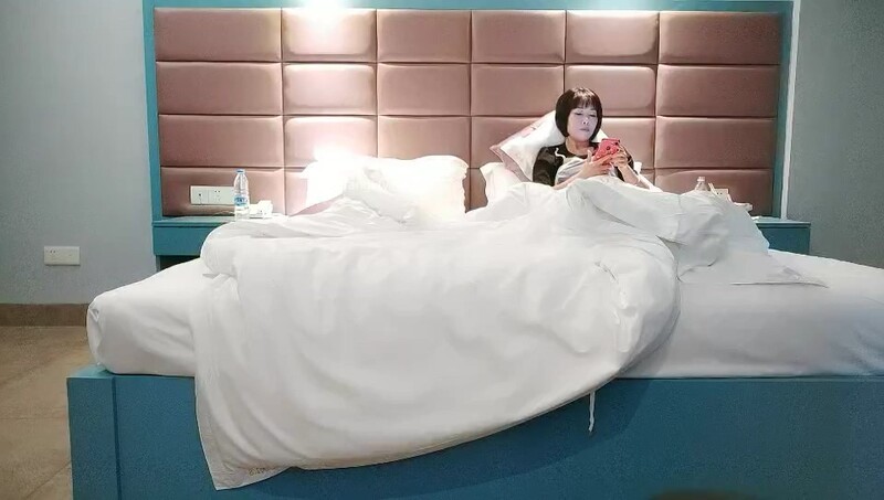 单身人妻一个接一个，享受被其他男人插入的感觉，对白精彩有趣