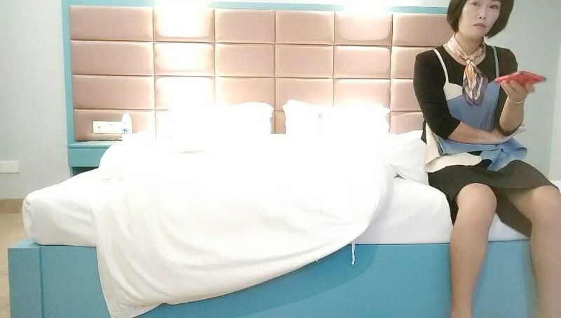 单身人妻一个接一个，享受被其他男人插入的感觉，对白精彩有趣