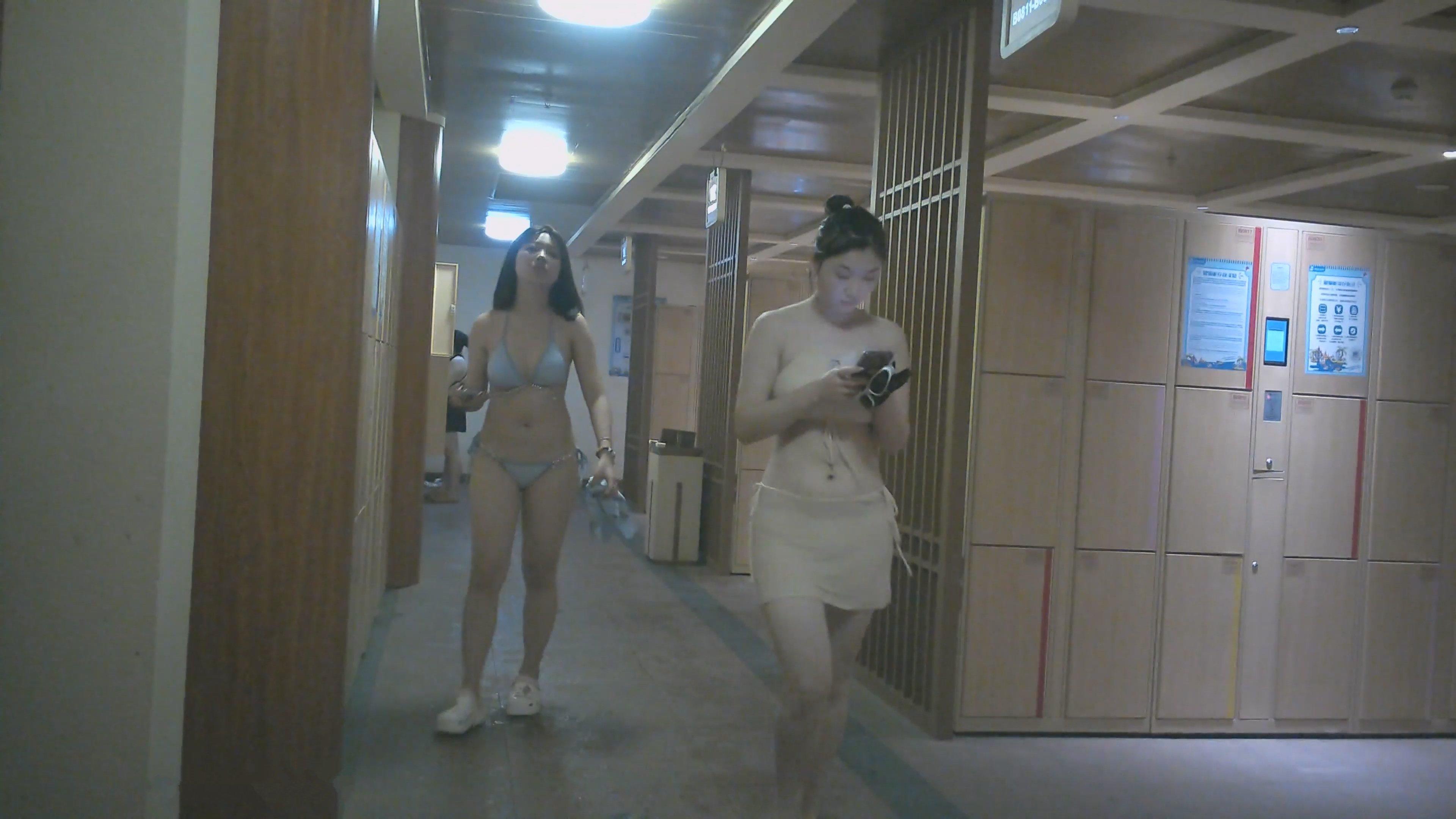 水上乐园更衣室移动TP走路有点张狂的比基尼泳衣靓妹