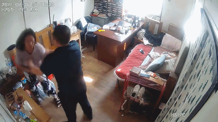 《办公楼监控破解》偷窥中年老板和女助理多次在办公室啪啪