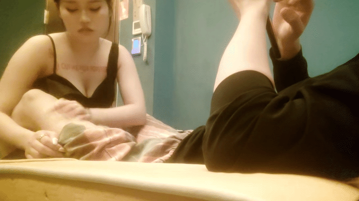 【高质量技师】接连两个美女技师，骑在身上按摩，抓着奶子随便摸，掏出吊给打飞机